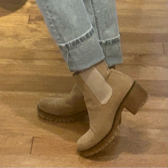 Like new tan Chelsea boots! Size 7.5. - Picture 5 of 8